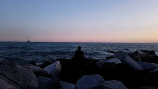 فيديو للتصميم بدون حقوق طبع ونشر حزين على شاطئ البحر 