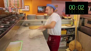 Il pizzaiolo piu veloce del mondo e di Reggio Emilia ecco la sua pizza in 20 secondi