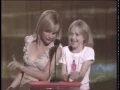 Lagu Dakota Fanning and Brittany Murphy present an award at the Teen Choice Awards.