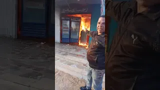 عم  رجب الصغير   اقدم علي حرق مصدر رزقه الوحيد  كشك  في فيديو   دندنها