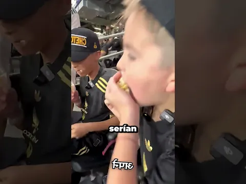 Este hombre llenó la gorra de un niño con palomitas y todos APLAUDIERON 🥹❤️