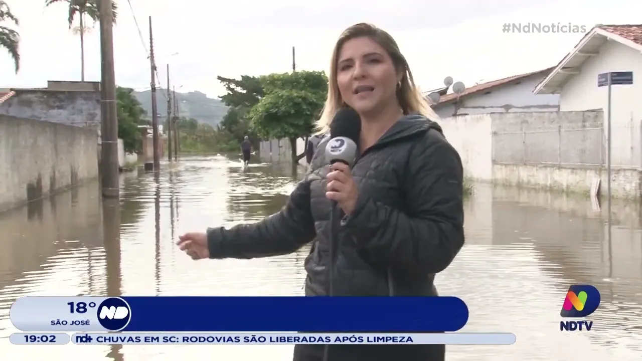 Tubarão volta a ter alagamentos e prefeitura abre canal de escoamento