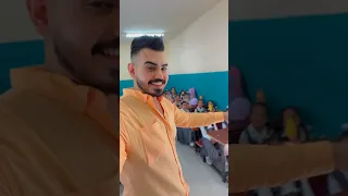 معلم عراقي يلعب ويا طلاب الصف الاول علي المعلم 
