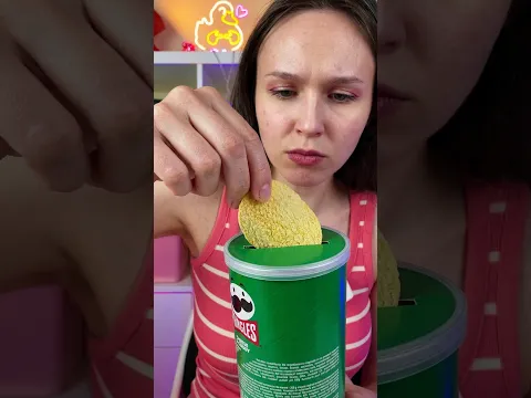 Она реально пролезла!  😱 #физика #лайфхак
