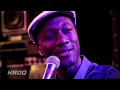 Mike Einziger And Aloe Blacc Perform Avicii's "Wake Me Up" Acoustic