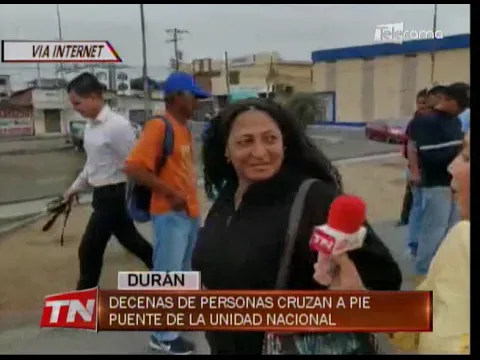 Decenas de personas cruzan a pie puente de La Unidad Nacional