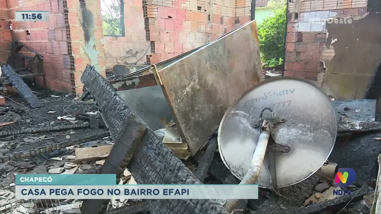 Casa pega fogo no Bairro Efapi em Chapecó