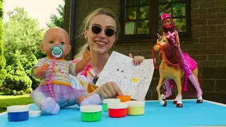 Emma-nukke leikkii kumisella leluhevosella