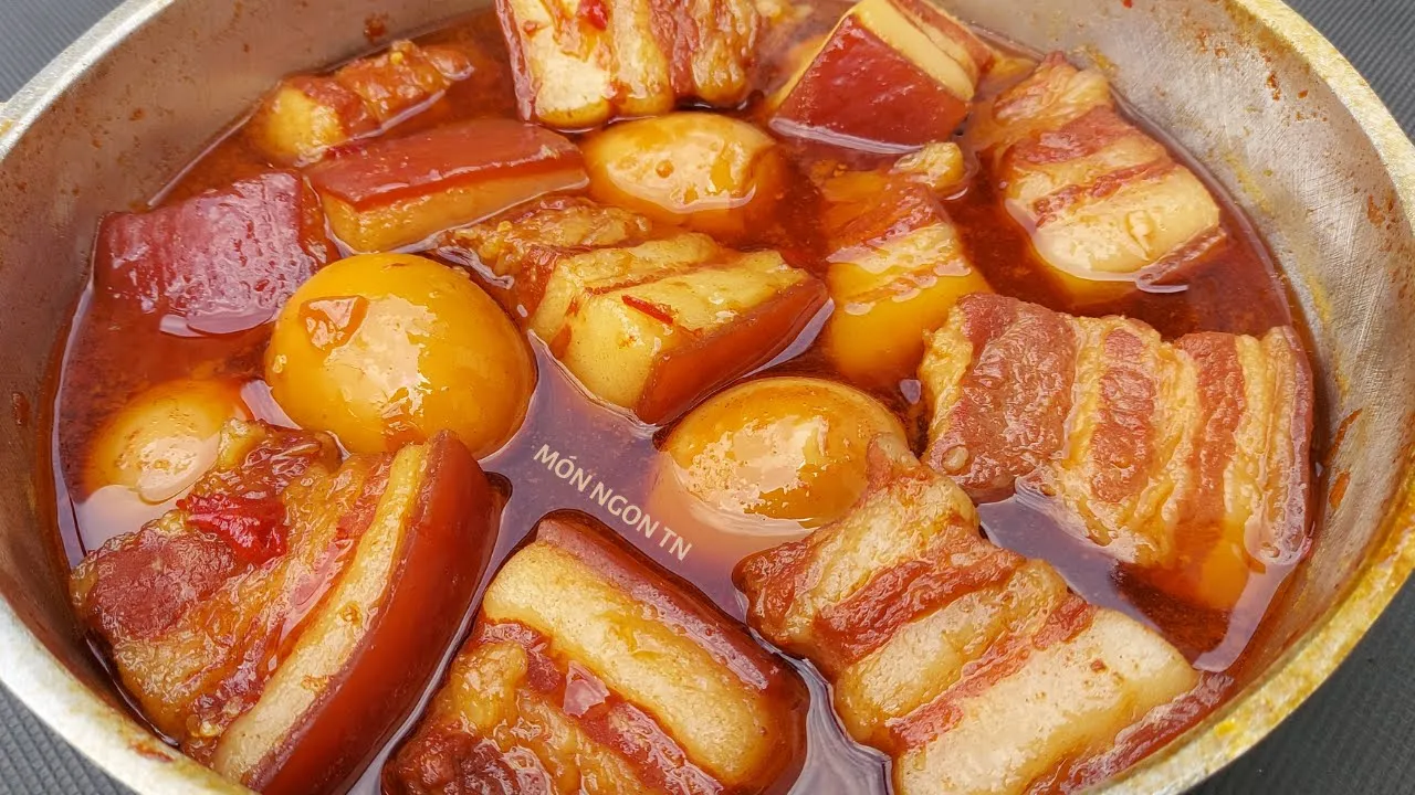THỊT KHO TRỨNG NƯỚC DỪA ngon đẹp và cách thắng caramel cho những món kho