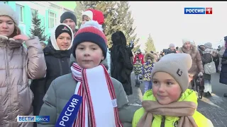 Омичи встречали поезд Деда Мороза с номером 2023