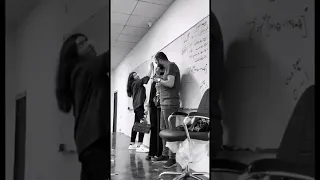 تواضع استاذ حيدر وليد مع احد طالباته 