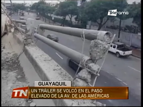 Un tráiler se volcó en el paso elevado de la. av. de las Américas