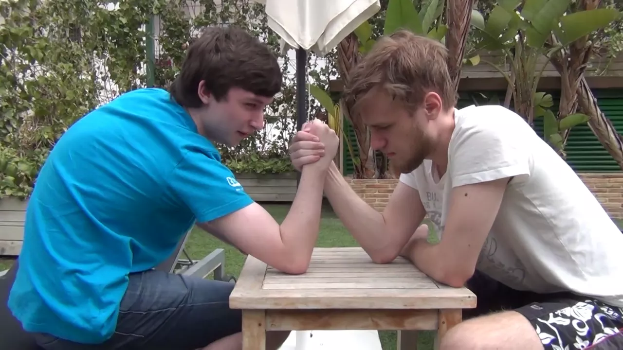 ► Heroes of Arm wrestling: Bakery vs. Schwimpi! - Behind the Scenes of Dreamhack Valencia