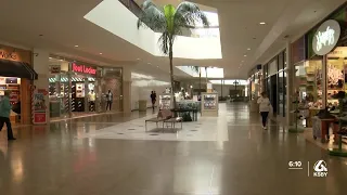 Shoppers head to Santa Maria mall for last-minute shopping