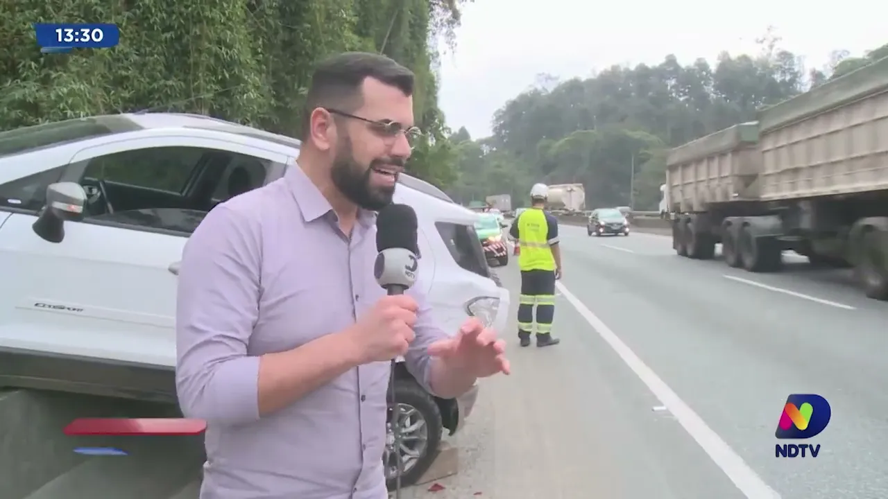 BR-101: irmãos se envolvem em acidente e carro de um deles fica pendurado