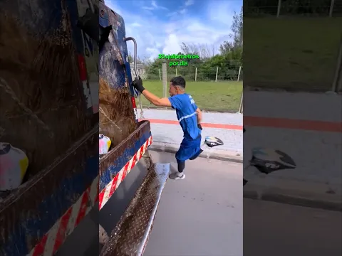 LIXEIRO NÃO PODE MAIS SUBIR NO CAMINHÃO! #Shorts