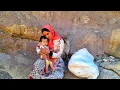 Download Lagu sargozasht madari taneya keh az del ranj, amid ra bar divarehaye sard kolbehash bena kard