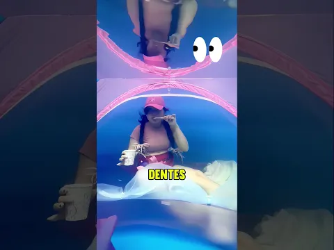 A piscina agora é a nova casa da garota! 🏊‍♀️