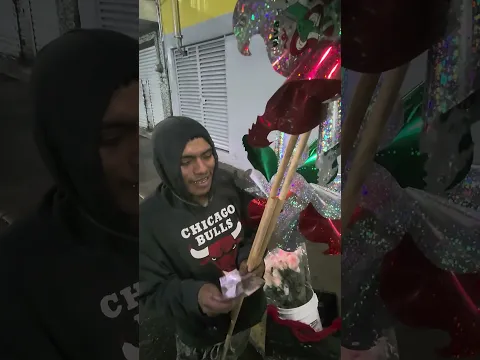 Sorprendo a este chico que vendía sus banderas de México para pagar el hospital de su mamá ❤️🙏😭