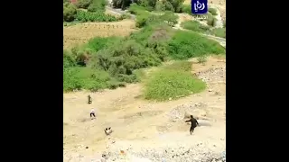 الجيش الأردني يمنع الشباب من تخطي الحدود الاردنيه لفلسطين لكن هرب 