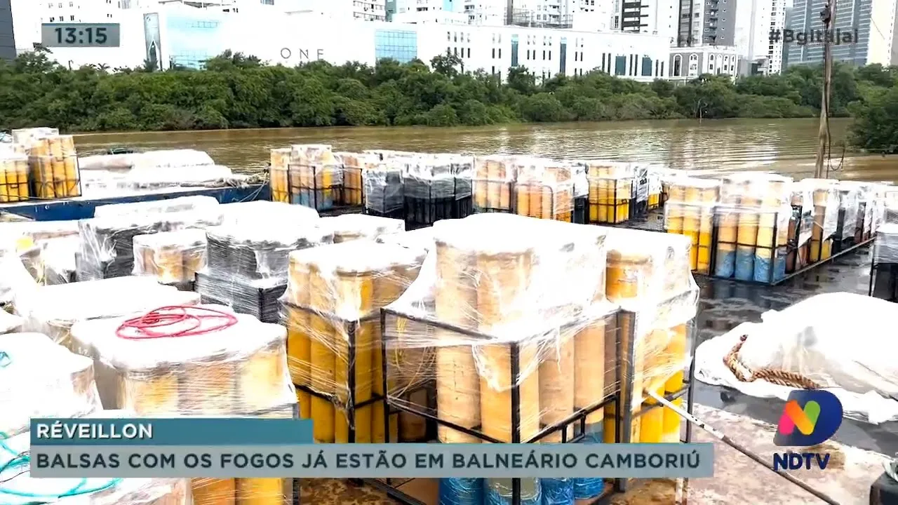 Balsa com fogos para festa de réveillon já estão em Balneário Camboriú