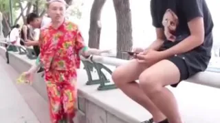 fumanizi na vichekesho vya kichina mtaani