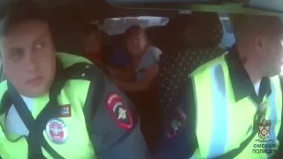 Экипаж ДПС в Омске спас мужчину, который получил травму лица
