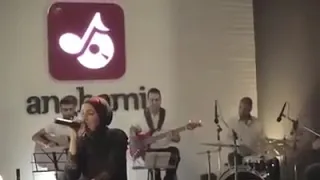 إني احب مش هو ده اللي تاعبني ده ان ا شايله سر معذبني ده انا روحي في ك   دندنها
