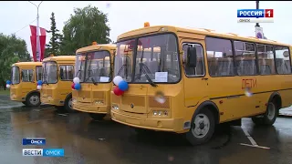 26 районам Омской области передали новые школьные автобусы
