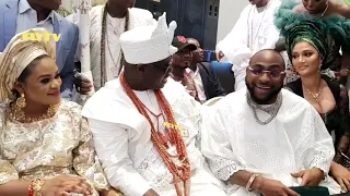 watch how davido introduces his wife chioma to ooni of ife at taiwo afolabis daughter wedding