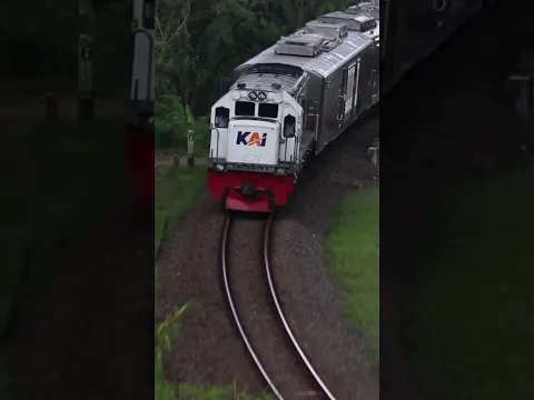 GE-U18C Leads the intercity train #keretaapi #train