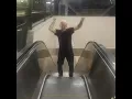 Download Lagu müthiş efsane süper hareketli ihdiyar hiperaktif gençin metrodaki dansı