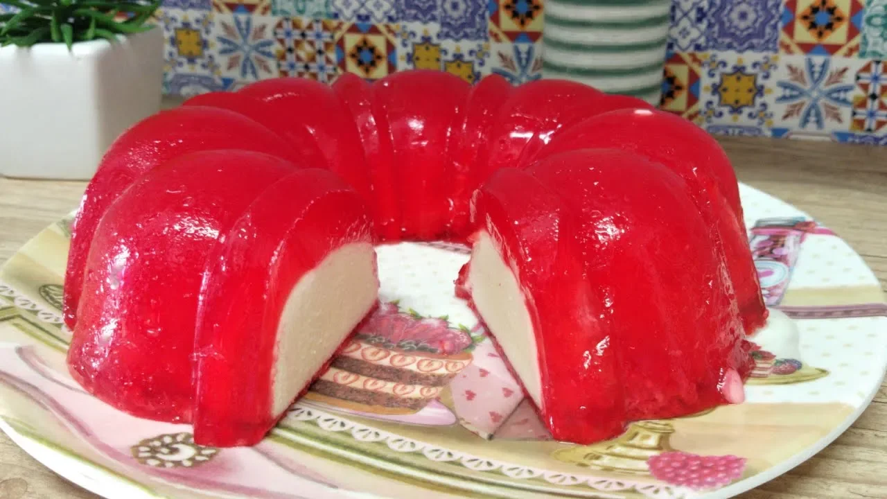 MOUSSE DE MORANGO COM IOGURTE NATURAL. 