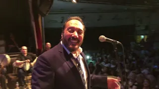 الجمهور يغنى مع على الحجار وفرقته الموسيقية كل الجروح ليها دوا مسألة مبدأ  الجمهور يغنى مع على الحجار وفرقته الموسيقية كل الجروح ليها دوا مسألة مبدأ