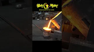 عملية تصنيع أحواض الحديد الزهر عن طريق صهر الحديد في فرن 1500 درجة مئوية 