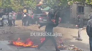 Gurë dhe mjete të forta ndaj policisë në Durrës, degradon situata
