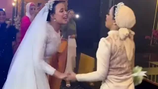 العروسة وصحبتها بحبك حب براني يا اكتر واحده فهمني فين صاحبتك المفضله اللي ع تعمل معاكي كدا يوم فرحك 