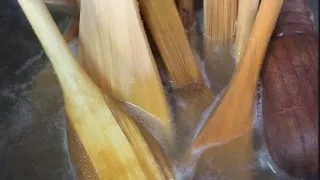 طريقة تنظيف الملاعق الخشبية من الدهون وبقايا الطعام 