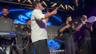  روح وعاشر ناس مكاني  تامر عاشور  مصطفي زين يبدع ع المسرح لايف مش فارقلي أغنيه العالمي تامر عاشور  دندنها