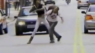 امرأة تتعارك مع رجل والنهاية مؤلمة أنظر ماذا حدث 