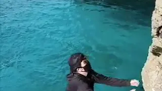 سمك القرش ياكل الفتى 