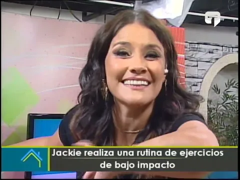 Jackie realiza una rutina de ejercicios de bajo impacto