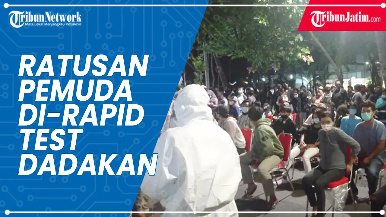 antrian rapid tes di stasiun gubeng surabaya. 