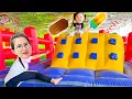 Download Lagu Cam Cam và thử thách vượt nhà phao khổng lồ ăn kem màu sắc - Cam Cam TV
