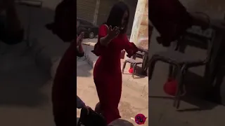 بنت ترقص علي اغنيه وداع يا دنيا وداع رقص مثير في وسط الشارع بالقميص الاحمر الجزء الاول دندنها