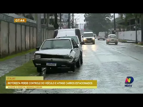 Motorista perde controle e atinge outros veículos estacionados em rua de Itajaí