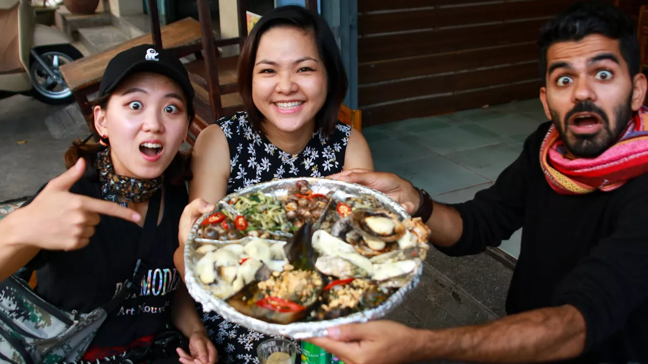 SEAFOOD TOUR in Da Nang with Joe Hattab and Sophie Kim - GIANT SNAILS + FROGS   Helen