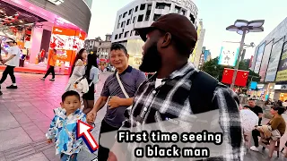 中國人以為這位黑人男子是名人