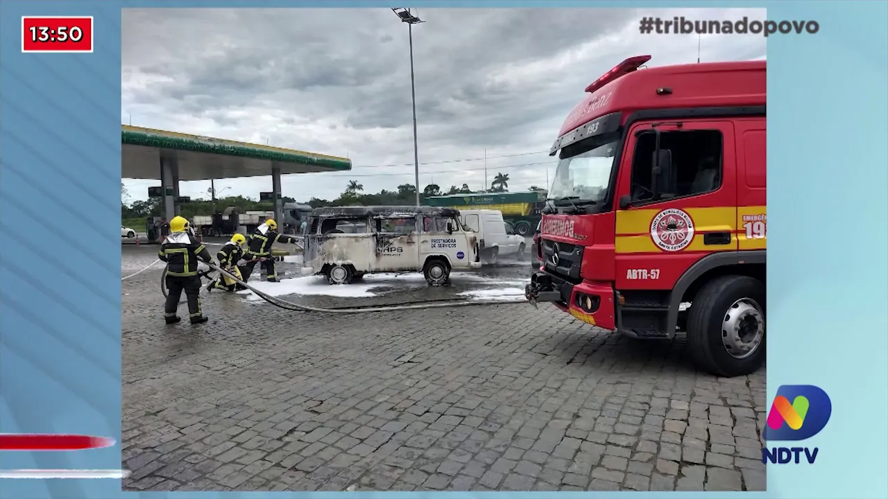 Incêndio em veículo: Kombi pega fogo em posto de combustível