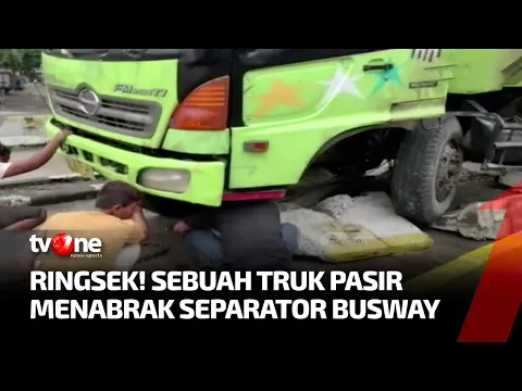 Diduga Sopir Mengantuk, Sebuah Truk Hantam Separator Busway Hingga Ringsek